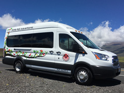 オヒアレフアとタイチョーが大好きなハワイ固有の鳥たちを配したFord Transit!かわいいフェイスに人も荷物もばっちり収納のロングボディー。快適なハワイ島ドライブをお約束! オヒアレフアとタイチョーが大好きなハワイ固有の鳥たちを配したFord Transit!かわいいフェイスに人も荷物もばっちり収納のロングボディー。快適なハワイ島ドライブをお約束!